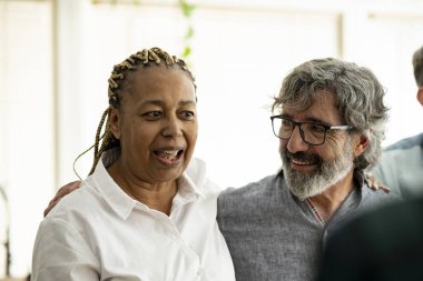 İki meslektaş, iş yerlerindeki güçlü insan ilişkileri ve pozitif kültürü yansıtan neşeli ve iç açıcı bir anı paylaşıyor..