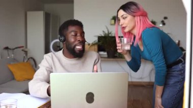 Odaklanmış bir Afro-Amerikan erkeği, modern bir ofis ortamında çalışırken kadın bir meslektaşıyla profesyonel bir tartışmaya girer..