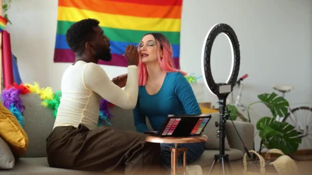 Entorno Vibrante Bajo Una Bandera Arco Iris Artista Maquillaje Trabaja — Vídeo de stock