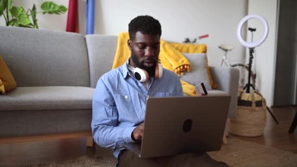 非裔美国人专业人员在舒适的办公室里使用信用卡和笔记本电脑 专注于网上交易 — 图库视频影像