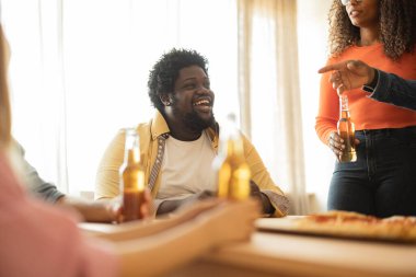 20 'li ve 30' lu yaşlarda bir grup arkadaş içkilerini ve pizzalarını paylaşıyor, gülüyor ve birbirlerinin arkadaşlığından keyif alıyorlar..