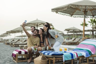 Bir grup arkadaş sahilde dinlenirken bir selfie çekiyorlar..