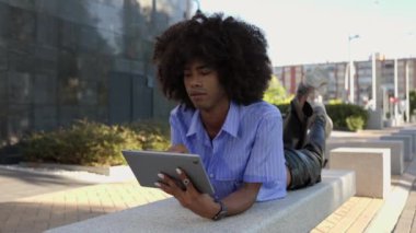 Kentsel Ayarlarda Tablet Kullanan Genç Afrikalı Amerikalı Adam