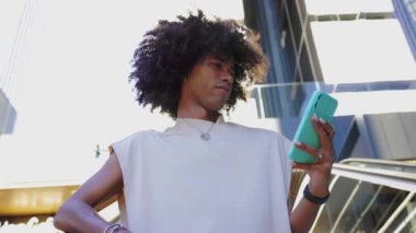 Kendine güvenen Afrikalı Amerikalı Adam Kentsel Çevrede Selfie Çekiyor