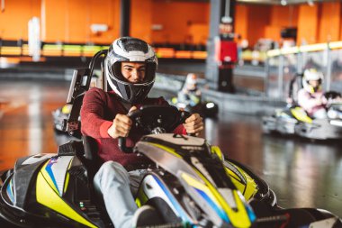 Kapalı alandaki Go-Kart Yarışında Genç Adam Grup Lideri