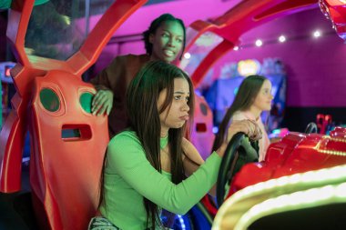 Arcade Racing oyunu oynarken arkadaşlar iniş ve çıkışları tecrübe ediyorlar. Yoğun bir oyun sırasında farklı duygularla tepki veren bir grup genç arkadaş, bir oyuncunun hayal kırıklığı göstermesi.