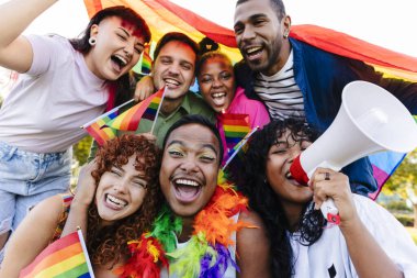 İkili olmayan bir grup insan, çok ırklı çeşitlilik, gösteri lgbt konsepti. Gurur Etkinliğinde Gökkuşağı Bayraklarıyla Çeşitli Grup Kutlaması