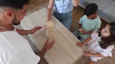 Latin Amerikalı bir ailenin evde eğlenceli ve stratejik bir Jenga oyunu oynaması ve birlikte kaliteli zaman geçirmesi..