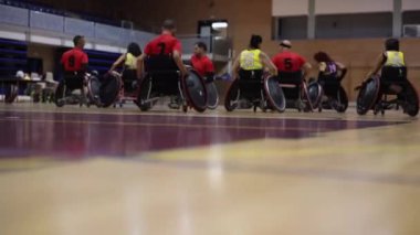 Tekerlekli sandalye basketbol takımı hakemin ıslık çalmasını bekliyor.