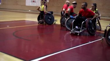 Tekerlekli sandalye basketbol takımı spor salonundaki maça hazırlanıyor.