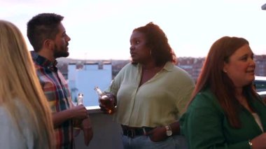 Arkadaşlar gün batımında içmekten ve canlı sohbetlerden hoşlanırlar. Şehir ortamında neşeli bir atmosfer yaratırlar.