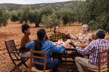 Çeşitli çiftçiler bir zeytin koruluğunda yemek yemeden önce, birlik ve beraberliği somutlaştırarak dua ederler. Minnettarlıklarını ve umutlarını ifade ederek, toplumu ve geleneği kutluyorlar.