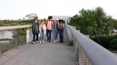 Köprüde sınıf arkadaşına zorbalık yapan bir grup lise öğrencisi, eğitim ortamlarında taciz ve akran baskısının acı gerçeklerini vurguluyor