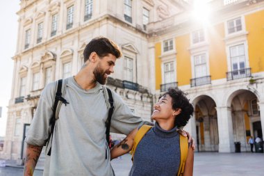 Sırt çantalı mutlu turistler Lizbon, Portekiz 'de yürüyor, yaz tatillerinin tadını çıkarıyor ve Avrupa' daki tatillerinde ünlü simgeleri ziyaret ediyorlar.