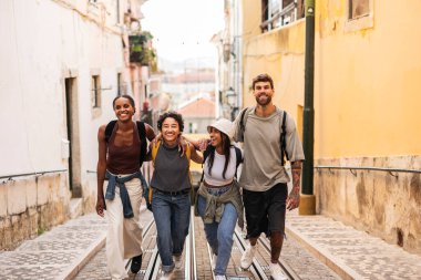 Dört neşeli genç gezgin Lizbon 'daki Lavra Füniküler' in raylarında yürüyor, tatillerinin tadını çıkarıyor ve şehri keşfediyorlar.