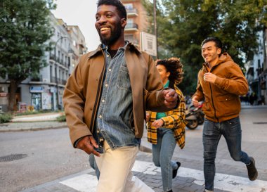 Üç neşeli çoklu etnik arkadaş şehrin caddesinde koşuşturuyor, birlikte tatilin tadını çıkarıyor ve coşku ve mutlulukla yeni yerler keşfediyorlar.