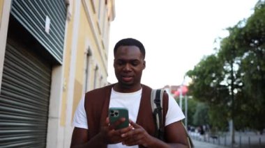 Turist Lizbon, Portekiz 'de akıllı telefona el sallıyor.
