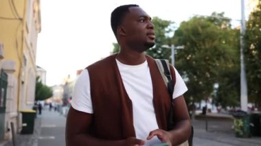 Sırt çantası ve akıllı telefonuyla Avrupa 'da turist Afrikalı bir adam