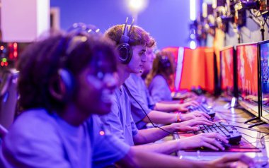 Kulaklık takan profesyonel oyuncular. Yoğun bir online oyun turnuvasına dalmış. Neon ışıklı bir odada yarışıyorlar. Esports şampiyonasında zafer kazanmak için odaklanma ve strateji gösteriliyor.