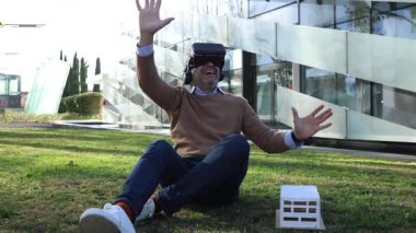 VR kulaklık takan yenilikçi bir mimar binanın sanal modeliyle etkileşime giriyor, 3D ortamda tasarımı keşfediyor ve manipüle ediyor.
