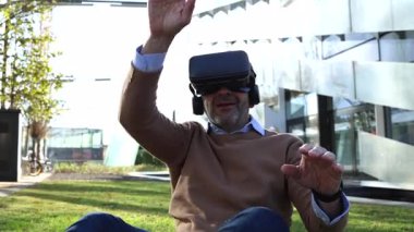 VR kulaklık takan yenilikçi bir mimar binanın sanal modeliyle etkileşime giriyor, 3D ortamda tasarımı keşfediyor ve manipüle ediyor.