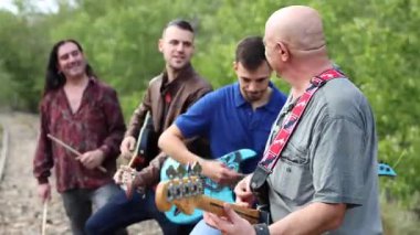 Müzisyenler terk edilmiş tren raylarında rock müzik çalarken, doğal ortamın ortasında tutkulu bir canlı ses yaratarak işbirlikçi müzikal anın tadını çıkarıyorlar.