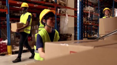 Depo çalışanları envanteri kontrol ederek güvenlik teçhizatı kullanıyorlar.