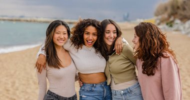 Dört neşeli genç kadın kumlu bir plajda kucaklaşıyorlar. Arkadaşlıklarının ve tatillerinin tadını çıkarıyorlar. Bulanık bir geçmişe karşı kalıcı anılar yaratıyorlar.