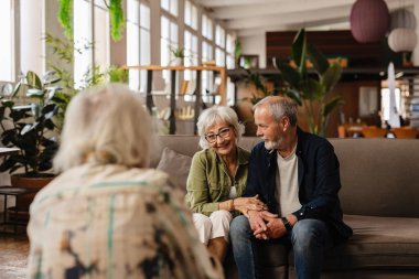 Yaşlı bir arkadaşla el ele tutuşup sohbet ederken rahat rahat oturma odalarında kanepede oturuyorlar. Birlikteliğin ve bağlantının tadını çıkarıyorum.