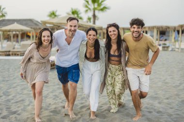 Beş neşeli arkadaş gün batımında sahilde yürüyor, altın saatin sıcaklığında sırılsıklam oluyor, tatillerini neşe ve kahkaha ile kutluyor, birlikte uzun süreli anılar yaratıyorlar.