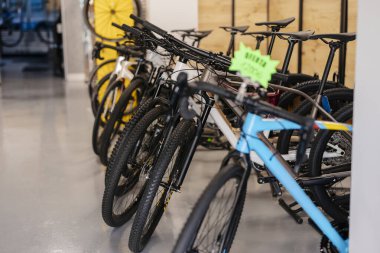 Bisiklet meraklıları için çeşitli bir seçim sunan bir bisiklet dükkanında modern dağ bisikletleri düzenlendi. Parlak ve temiz, bu motorlar çeşitli tarzlara ve tercihlere hizmet ediyorlar.