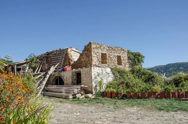 コリントの古代フェネオスのドクス湖で古い石造りの家を破壊し 再建しました ギリシャ — ストック写真