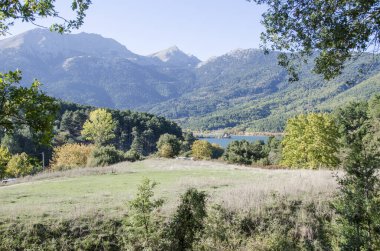 Doxa Gölü, Korinthia 'nın Antik Feneos bölgesinde 900 metre yükseklikte bulunan yapay göl. Yunanistan