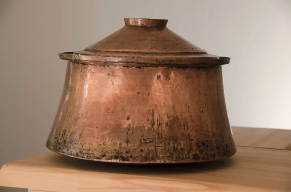 Antiguo Utensilio Bronce Para Cocinar Decorativo Una Placa —  Fotos de Stock