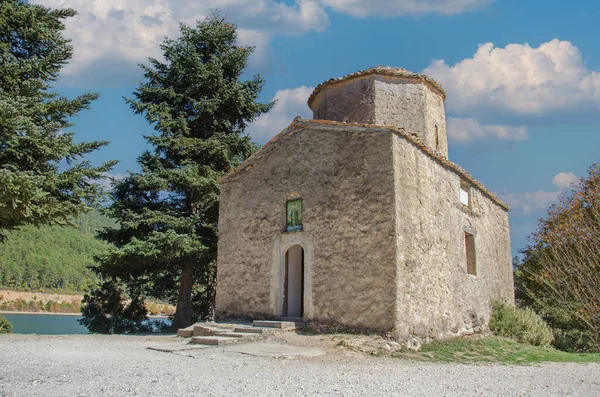 科林斯古费内俄斯湖多萨尔岛上的圣法诺里奥斯小石教堂 — 图库照片