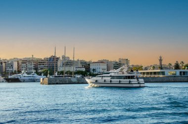 Lüks motorlu tekne ve yatlar. Marina Zeas, Pire, Yunanistan