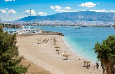 Pire şehrindeki kumlu plaj, Marina Zeas, Yunanistan