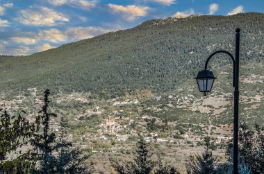 Korinthia 'nın Antik Feneos bölgesindeki Doxa o Gölü üzerindeki köy. Yunanistan