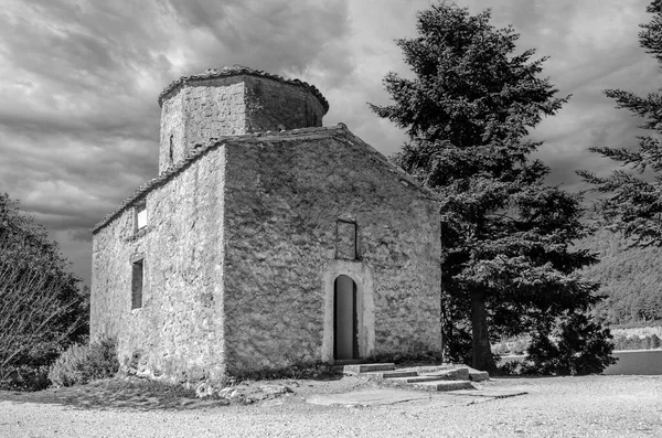 科林斯古费内俄斯湖多萨尔岛上的圣法诺里奥斯小石教堂 — 图库照片