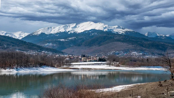 Karlı dağlar, manzaralar. Kışın Plastiras Gölü manzarası