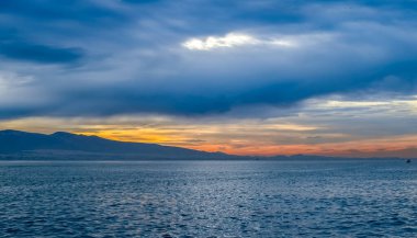 Saronik körfezde gün doğumu. Pire Şehri, Yunanistan, 