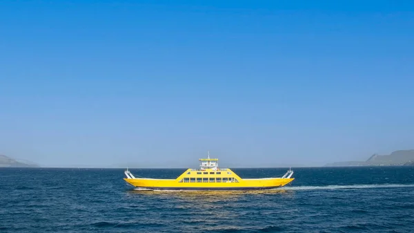 Плоский Жовтий Поромний Човен Егейському Морі Evoia Iasland Греція — стокове фото