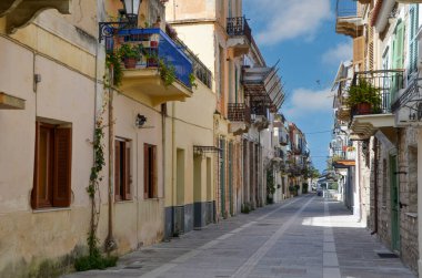 Yunanistan 'ın Nafplion şehrinde eski bir kasabada dar bir sokak.