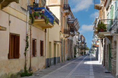 Yunanistan 'ın Nafplion şehrinde eski bir kasabada dar bir sokak.