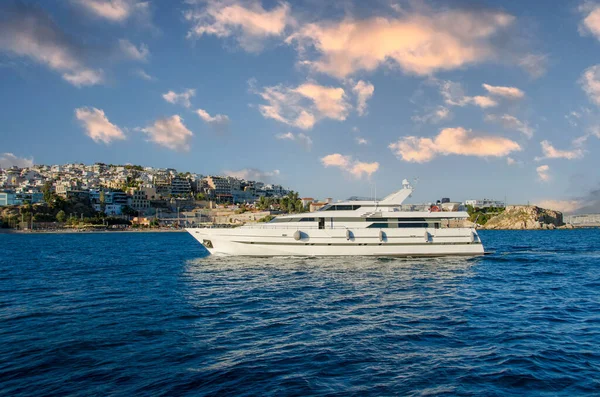Barco Motor Luxo Que Entra Marina Zeas Pireu Grécia — Fotografia de Stock