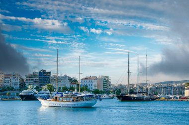 Yunanistan 'ın Pire limanındaki Marina Zeas limanında lüks sürat tekneleri ve yatlar