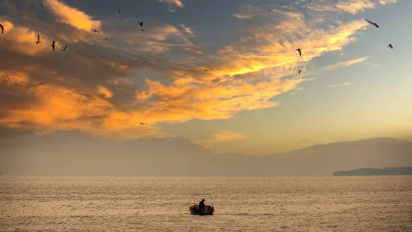 Силует Рибалки Маленькому Рибальському Човні Заході Сонця — стокове фото