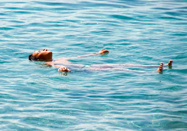 Küçük Çocuk Kristal Turkuaz Deniz Suyunda Dinleniyor — Stok fotoğraf