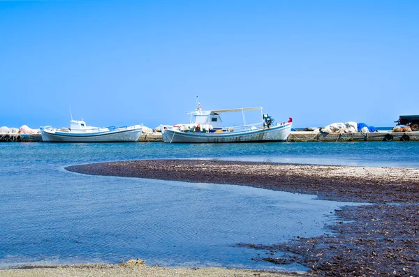 スカイロス島の小さな港にある小さな白い漁船 — ストック写真