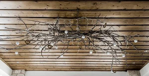 Prachtige Zelfgemaakte Diy Houtcreatie Met Lampen Een Houten Plafond — Stockfoto